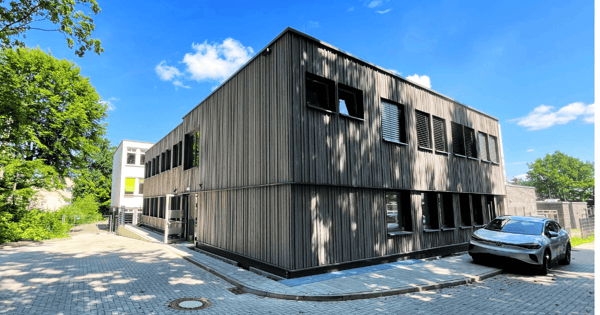 Modulbauschule mit Gründach