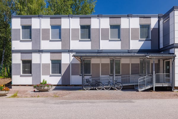 Moduulirakennus korvasi vanhan varikon – väistötila tuo tekijät yhteen