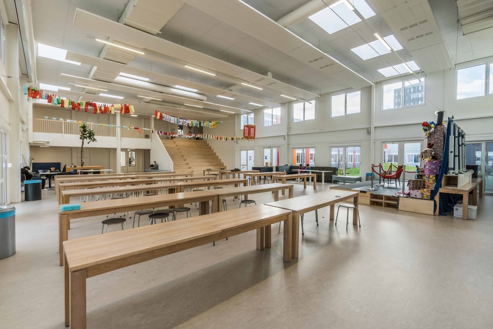 Ruime schoolkantine in een modulair gebouw van Adapteo