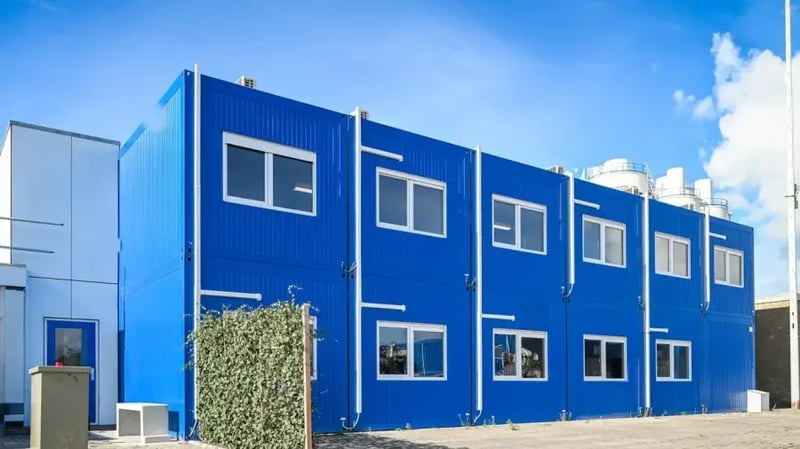 modulair kantoorgebouw met blauwe gevel van basis units