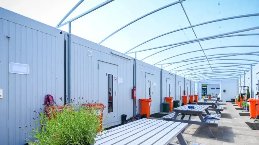 modulaire werknemerswoningen gebouwd van basis units van Adapteo