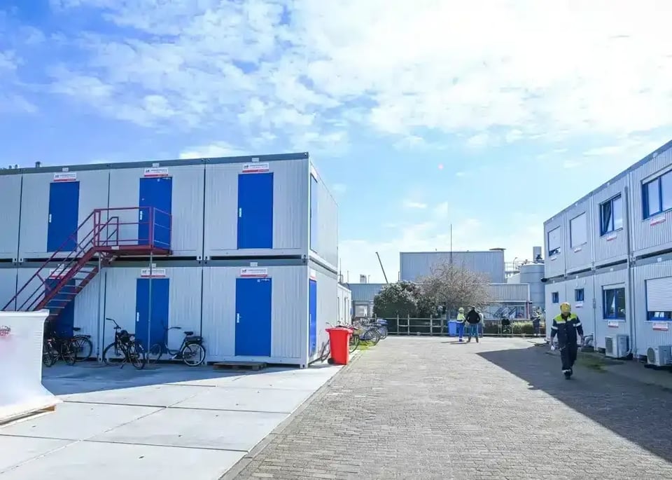 Modulair gebouw met twee verdiepingen van basis units