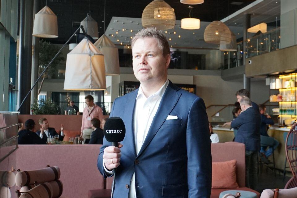 Portrettbilde av mann med mikrofon