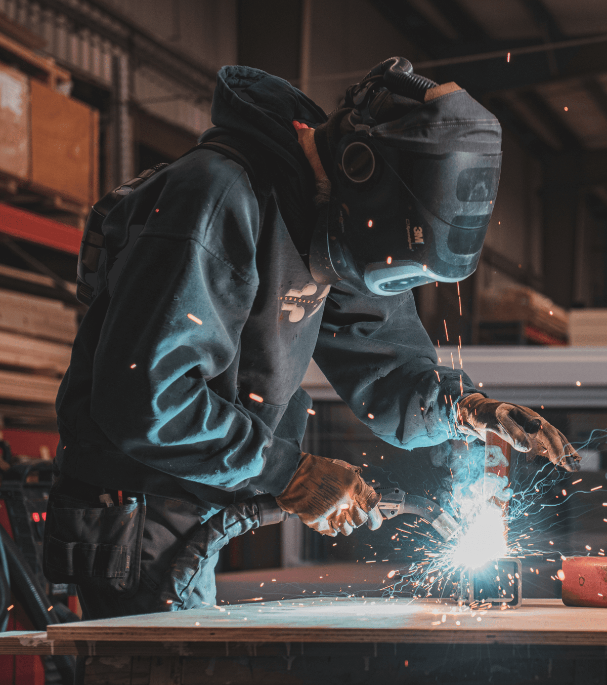 Persoon die onderdelen van een aanpasbare modulaire bouwoplossing aan elkaar last