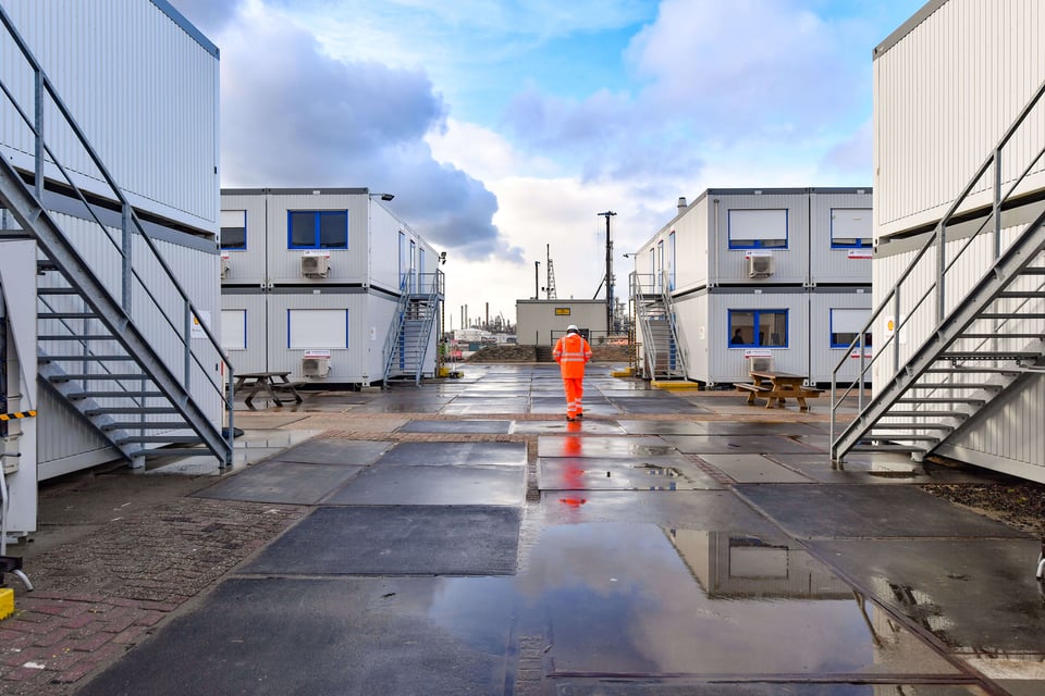 Een mooie doorkijk van modulaire gebouwen voor bouw & industrie met buitentrappen