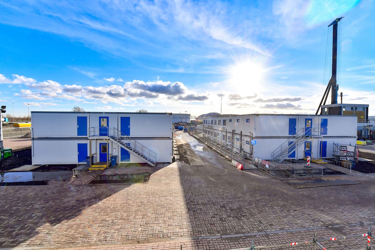 Overzicht foto van twee modulaire twee-laags gebouwen voor de industrie