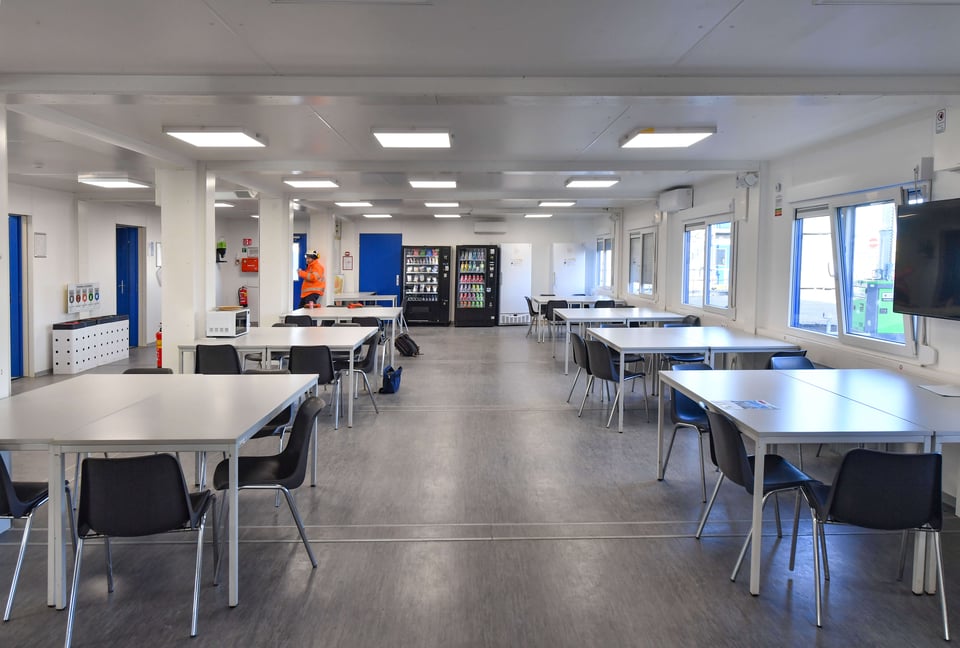 ruime ingerichte kantine in een modulair gebouw voor bouw en industrie