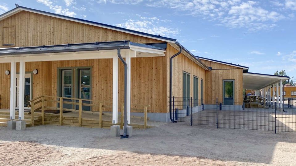 modulair gebouw van Adapteo met houten gevel